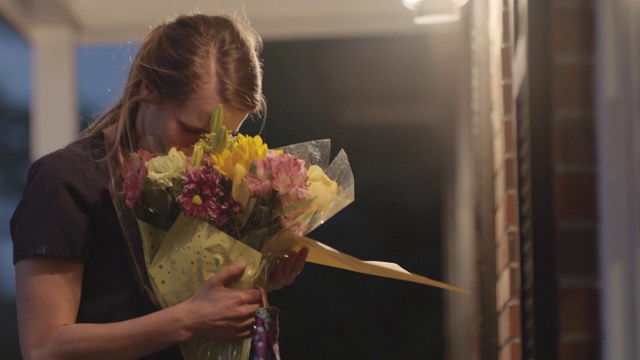 护士回家看到鲜花和门口台阶上的感谢标志。视频素材