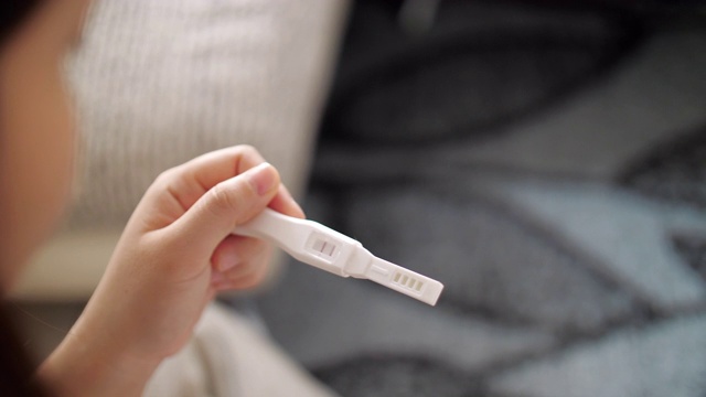 妇女的手妊娠测试呈阳性视频素材