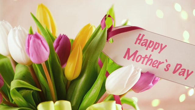 母亲节的安排与郁金香花束和贺卡视频素材