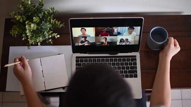 家庭办公视频会议与休闲服装使用笔记本电脑视频下载