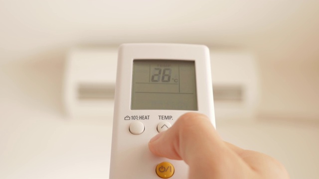 空调遥控器用于设置低温和4K房间降温视频素材