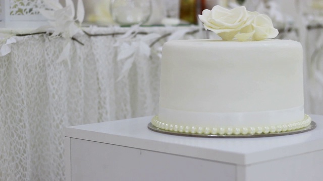带花的白色婚礼蛋糕视频素材