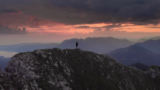 站在奥地利萨尔兹卡默古特沙夫伯格山脊顶端的徒步旅行者视频素材
