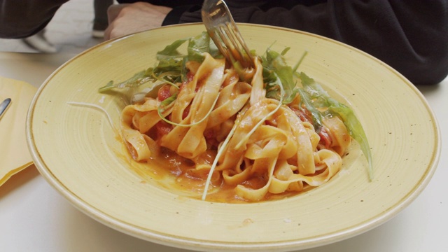 美味的意大利面与餐厅的膀胱病视频素材