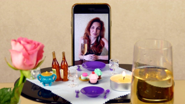 浪漫的约会和玩具桌上的礼物，用智能手机进行视频通话视频下载