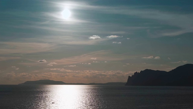 日落时分，令人惊叹的克里米亚卡拉达格山脉视频下载