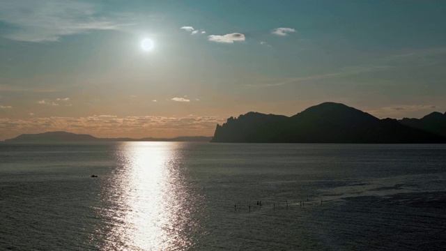 夕阳在卡拉达山和渔民在小船上视频下载