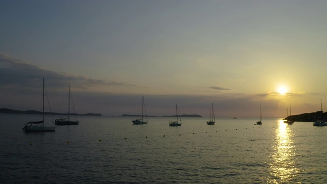 鸟瞰美丽的日落与船在海上。4 k视频素材