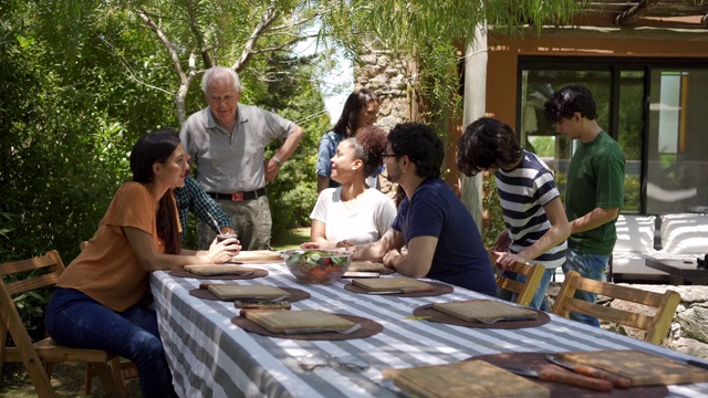 欢乐的多代家庭享受时间聚在一起吃午餐视频素材