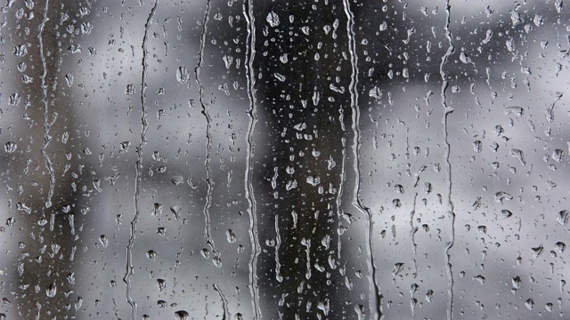 雨滴打在窗户上视频素材