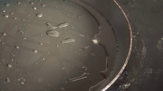 热煎锅上的油视频素材