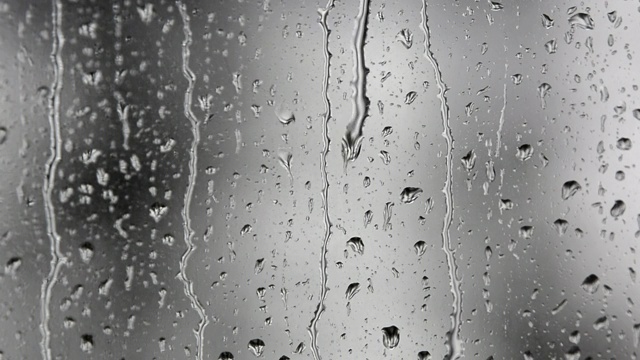 银色的雨滴打在窗户上视频素材