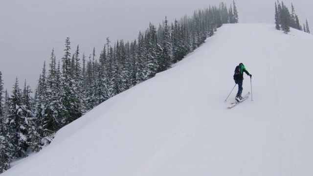 极限山逃脱空中远足雪坡在厚雪视频下载