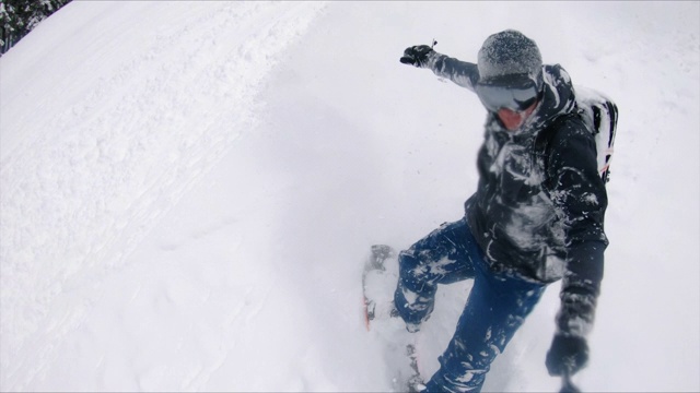 慢动作粉末滑雪板与动作摄像机手持杆视频下载
