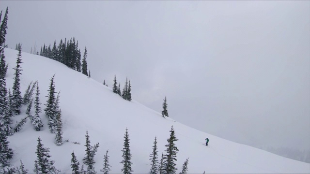 远足隔离空中攀登高山在冬天的雪视频下载