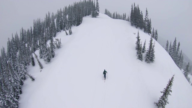 暴风雪天线的冒险滑雪徒步者攀登山径视频下载