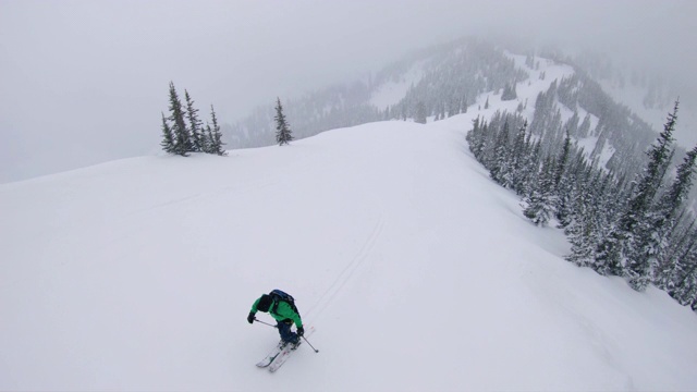 在冬季暴风雪中徒步攀登陡峭的高山滑雪视频下载
