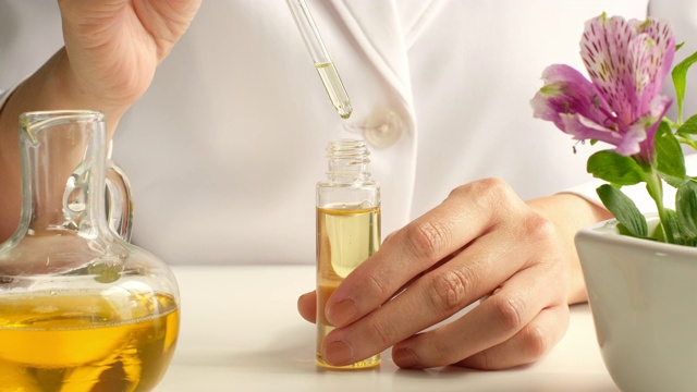 在实验室中制成的精油用于天然有机护肤、化妆品、芳香疗法、香水、香精产品和花的替代药物。视频下载