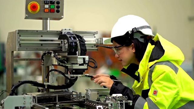 4K女机械工程师设计机器人机械技术视频素材