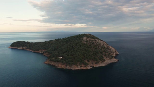 萨索斯岛的岩石海岸线视频下载