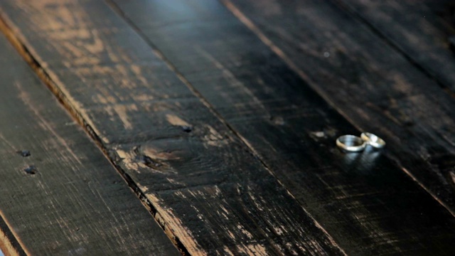 女人的手把结婚戒指放在桌子上。离婚视频下载