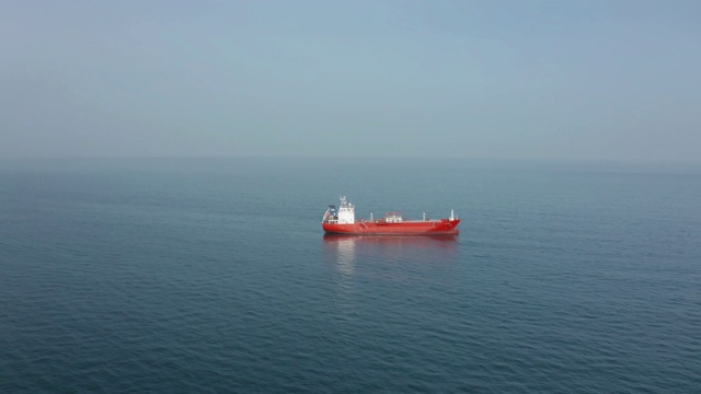 油船驶入大海视频下载