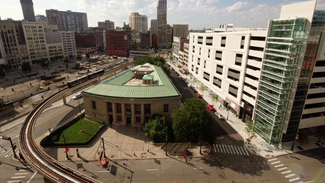 时间流逝的底特律人路过图书馆公园。从上方远射，向下倾斜视频素材