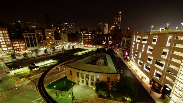夜晚，底特律天际线的时间流逝，行人经过图书馆公园。宽镜头从上面，放大视频素材