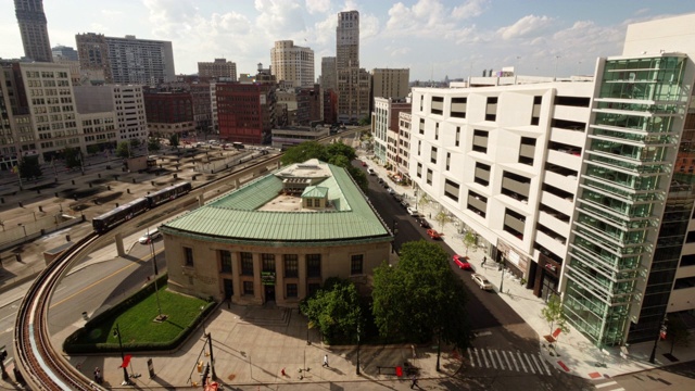 时间流逝的底特律人路过图书馆公园。宽镜头从上面，放大视频素材