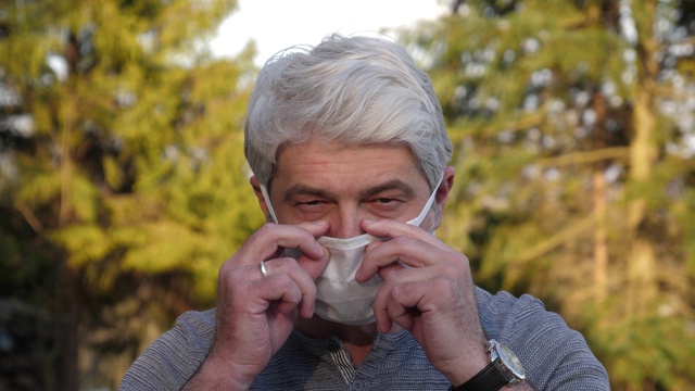 一名老年男子因新冠肺炎大流行戴口罩的视频视频下载