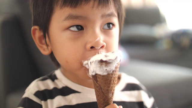 亚洲小男孩在家吃冰淇淋视频下载