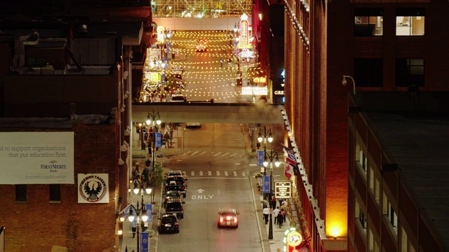 晚上在市中心的底特律希腊城。从上面拍摄的宽时间推移与行人过街视频素材