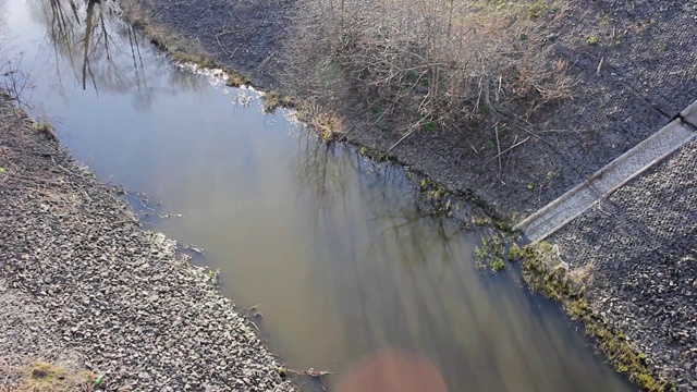 排水渠是城市环境中的生态水源视频素材