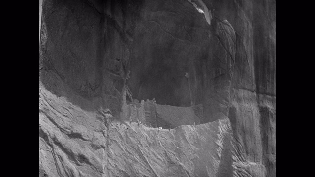 沙漠洞穴入口处岩石坠落的中景视频素材