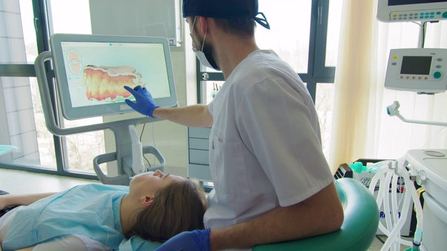 牙医解释病人牙齿的3D扫描视频素材