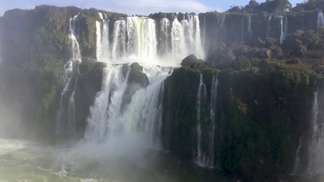 Iguaçu阿根廷瀑布。巴西的慢动作射门。视频素材