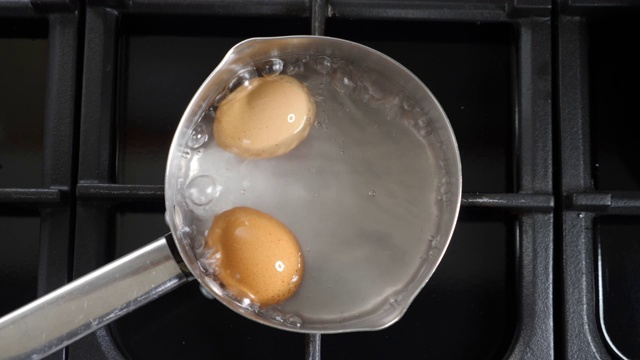 在平底锅中煮鸡蛋视频素材