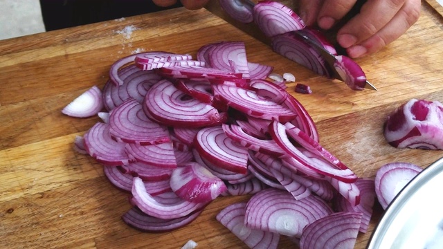 厨师在木板上切蓝洋葱做沙拉视频素材