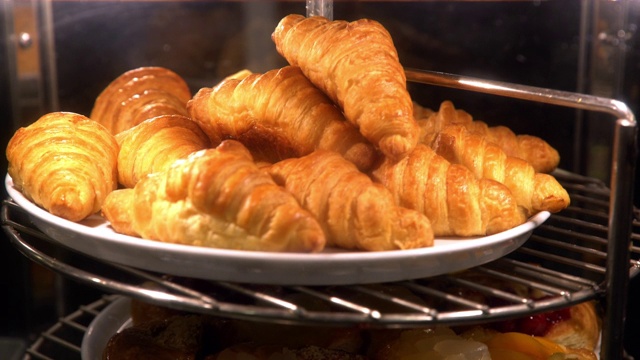 牛角面包在烤箱中准备在酒店的自助早餐线吃。视频素材