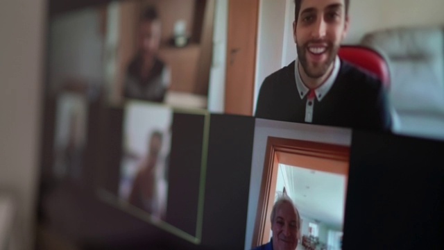 家人和朋友在家里视频会议的快乐时刻视频下载