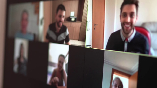 家人和朋友在家里视频会议的快乐时刻视频下载