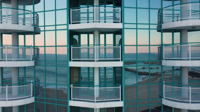 酒店建筑的玻璃立面视频下载