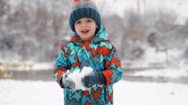 小男孩在雪里玩视频素材