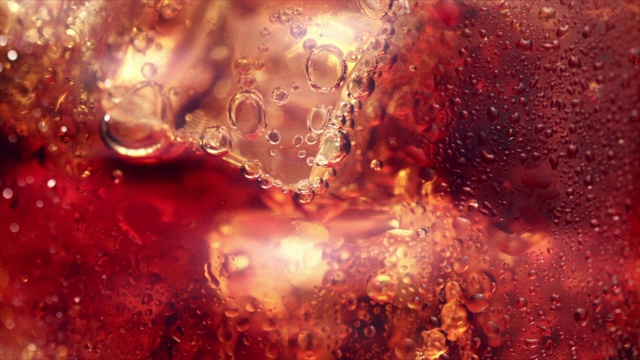 可乐苏打饮料泡沫与冰块，微距镜头，近距离视频下载
