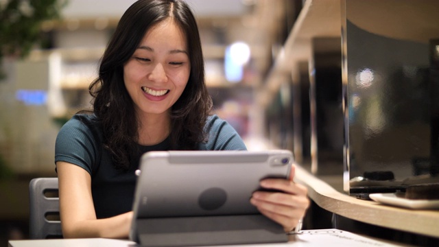 亚洲女性使用数字平板电脑视频素材