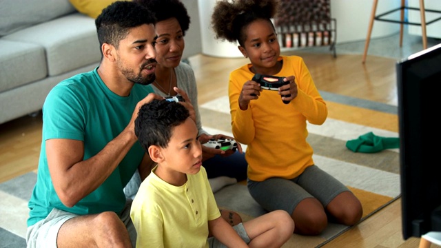 家人在家里玩电子游戏。视频下载