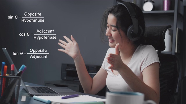4k分辨率迷人的亚洲少女通过笔记本电脑向朋友解释数学作业。在冠状病毒封锁期间在家在线教授数学公式。远程办公和在线学习技术概念。视频下载