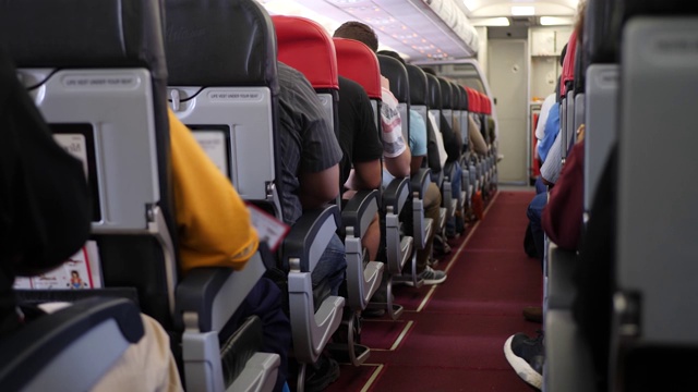 乘客在座位上的飞机内部视频素材
