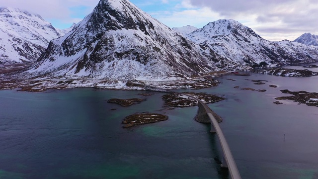 Fredvang桥和Volandstind山的冬天。敦,挪威。鸟瞰图视频素材
