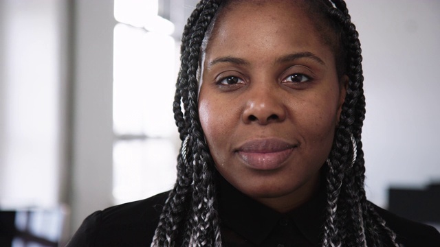一个自信的非洲女商人在办公室的特写视频素材